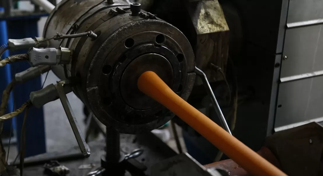 Halogen free and low smoke extrusion mold